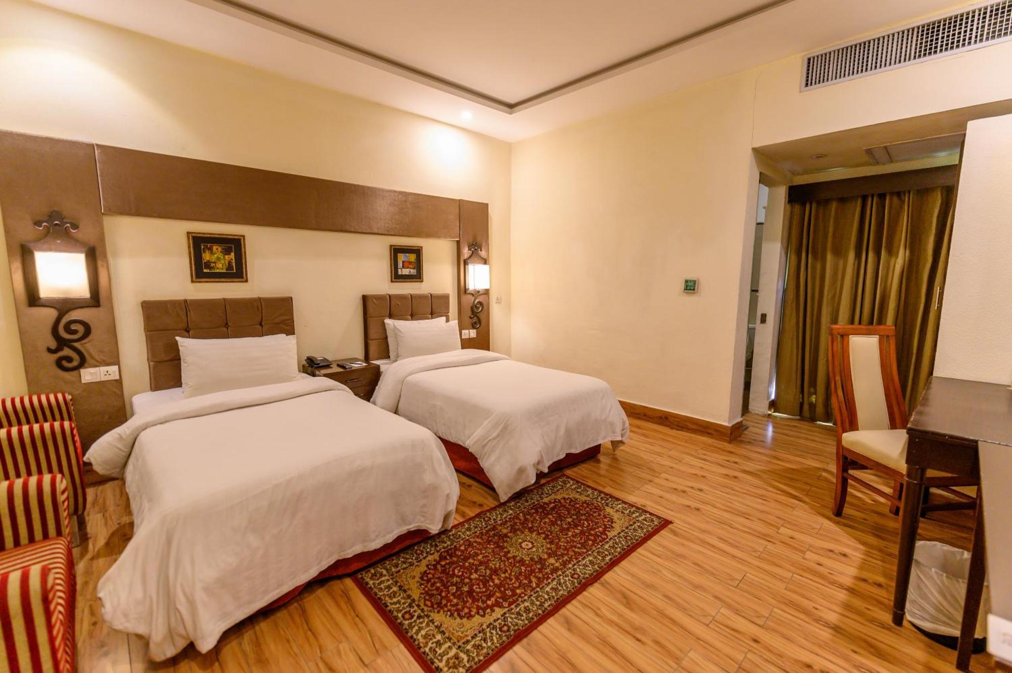 Hotel One Фейсалабад Экстерьер фото