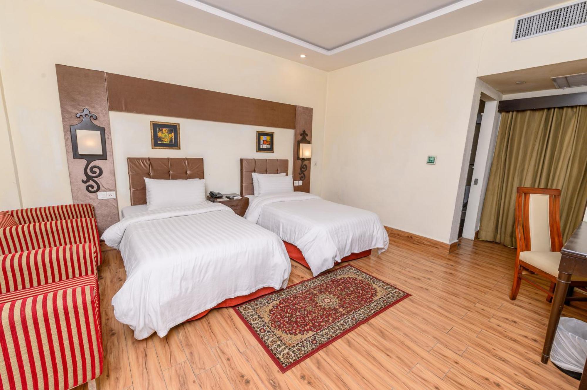 Hotel One Фейсалабад Экстерьер фото
